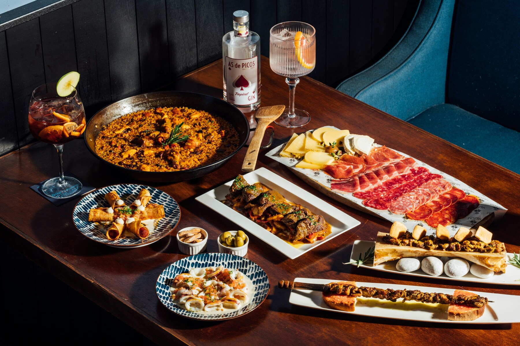 Barcelona Tapas & Wine Evening Walk